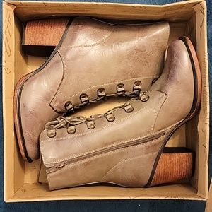 Women size 9 boots taupe color